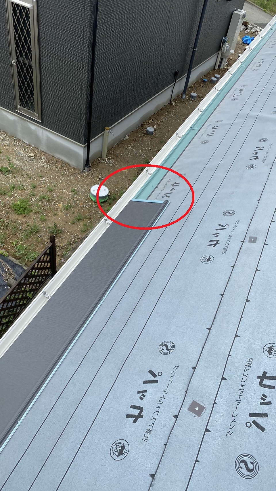 スレート屋根カバー工法でIG工業スーパーガルテクトを葺いている様子