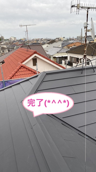 神戸市須磨区でM型スレート屋根の葺き替え工事が完了した様子