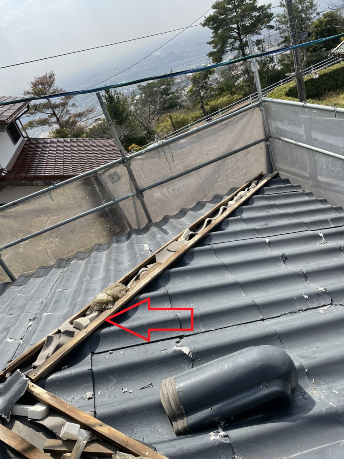 神戸市北区の屋根葺き替え工事で積水瓦Ｕの棟瓦を撤去した様子
