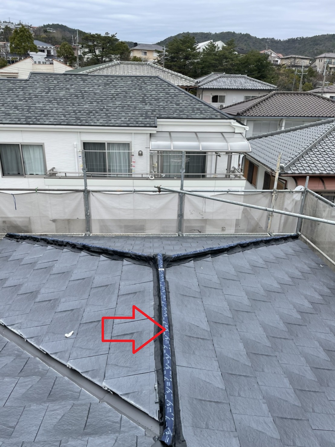 神戸市北区の屋根葺き替え工事で棟の面戸を取り付けた様子