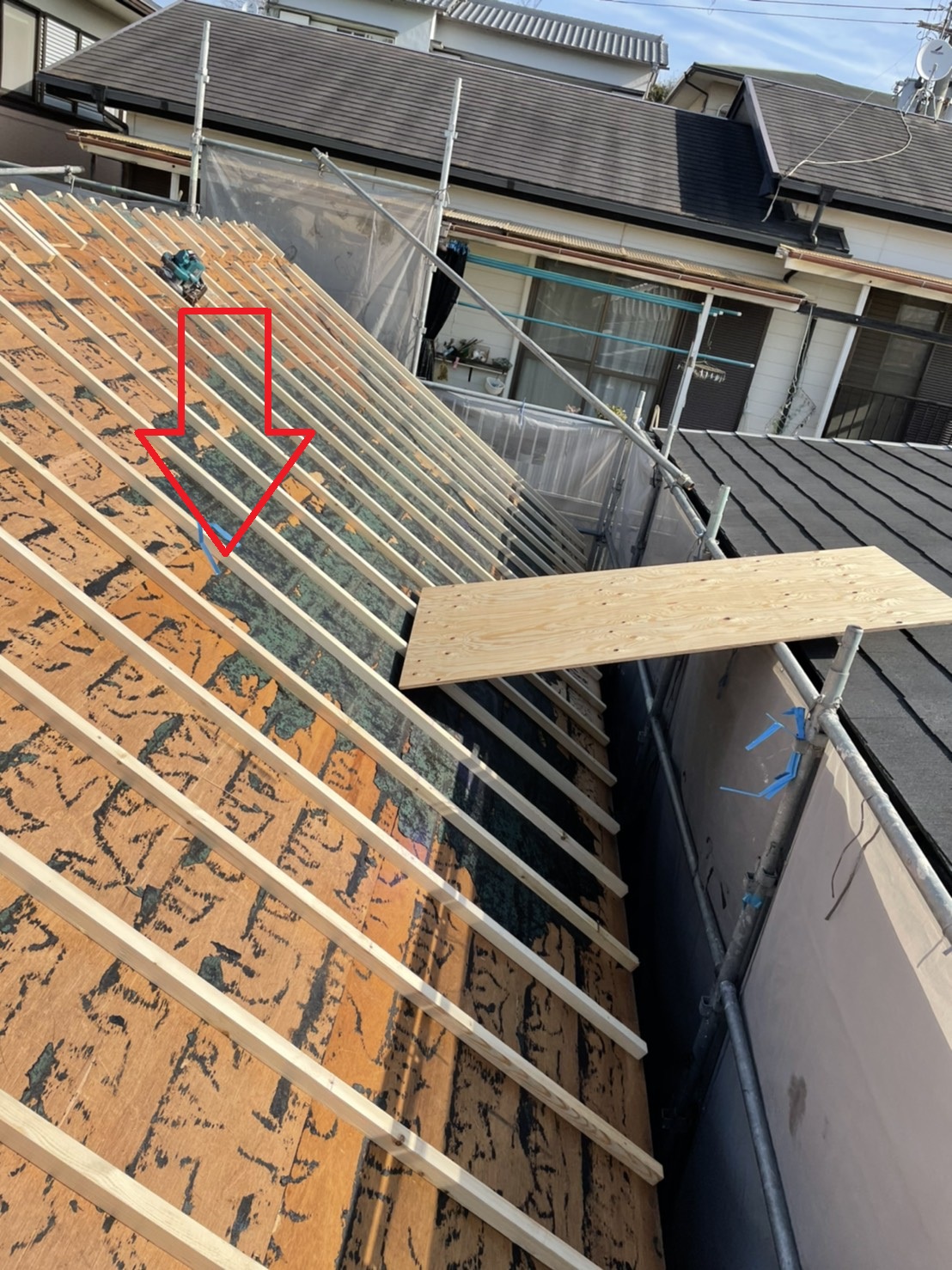 屋根の断熱効果を高めるために垂木を使用して空気層を作っている様子