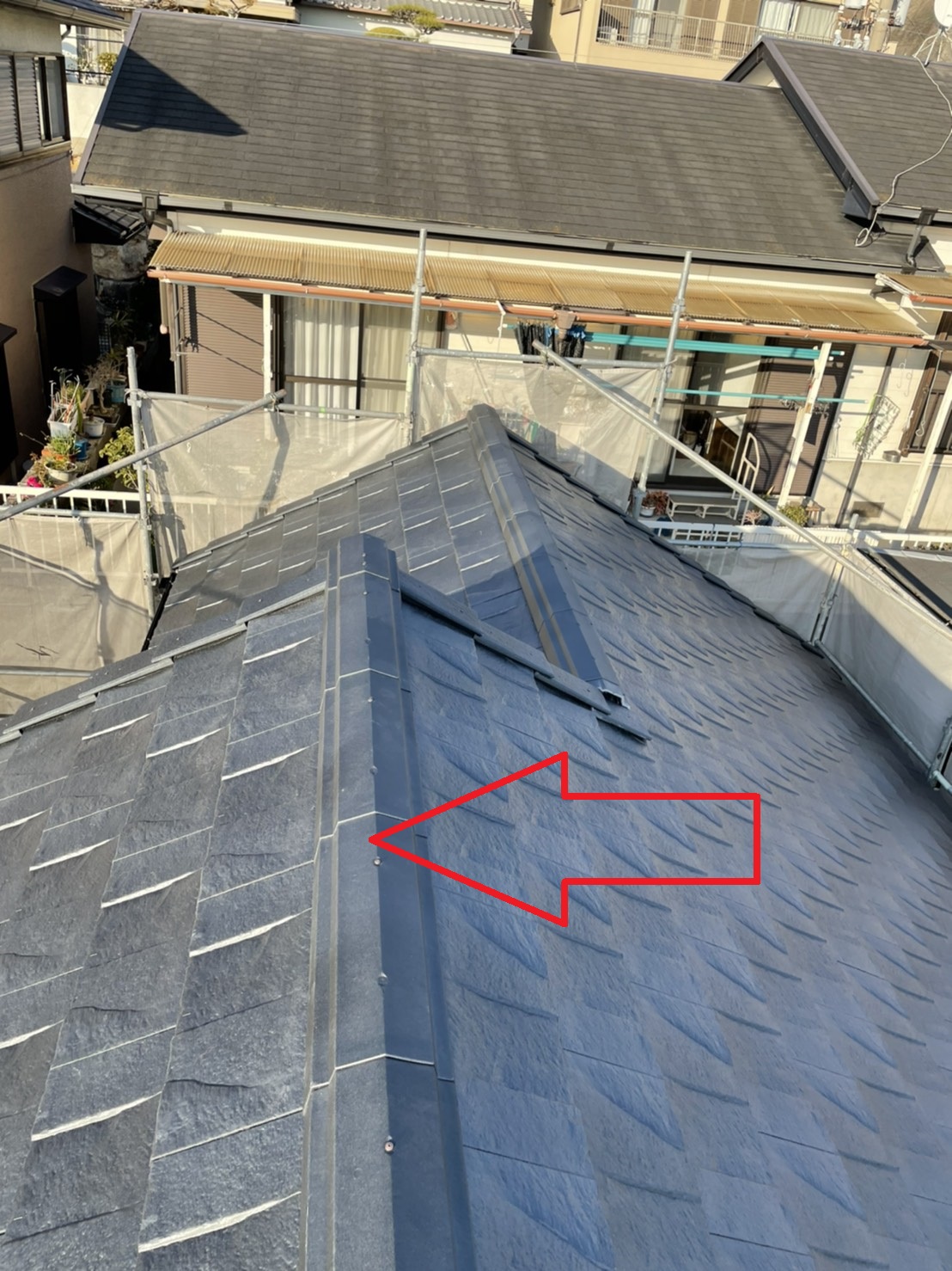 神戸市垂水区での屋根断熱リフォームで使用したルーガの仕上げとして棟瓦を取り付けた様子