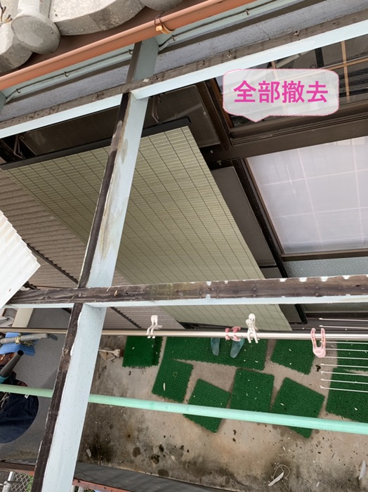 神戸市須磨区の劣化したベランダ屋根を撤去している様子