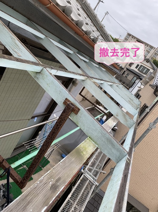 神戸市須磨区の劣化したベランダ屋根の撤去が完了した様子