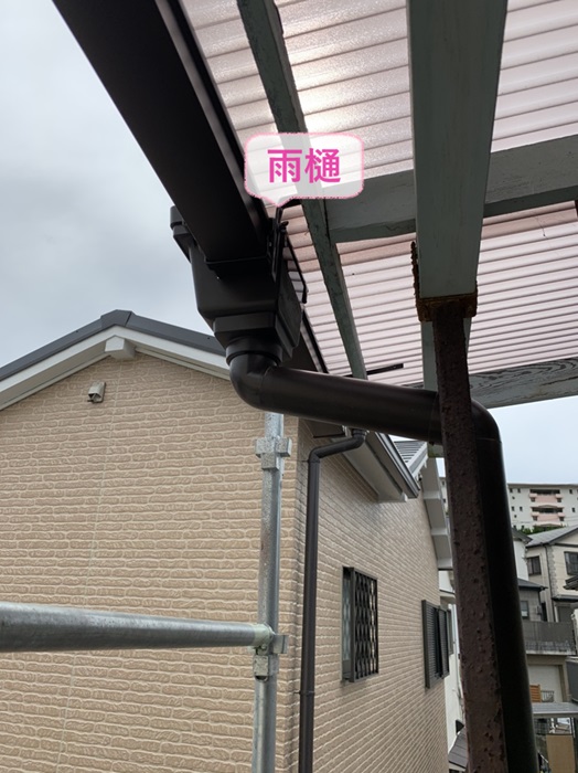 神戸市須磨区のポリカ波板に雨樋を取り付けている様子
