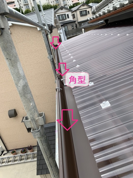 神戸市須磨区のベランダ屋根のポリカ波板から雨水が雨樋に正確に流れるか確認している様子