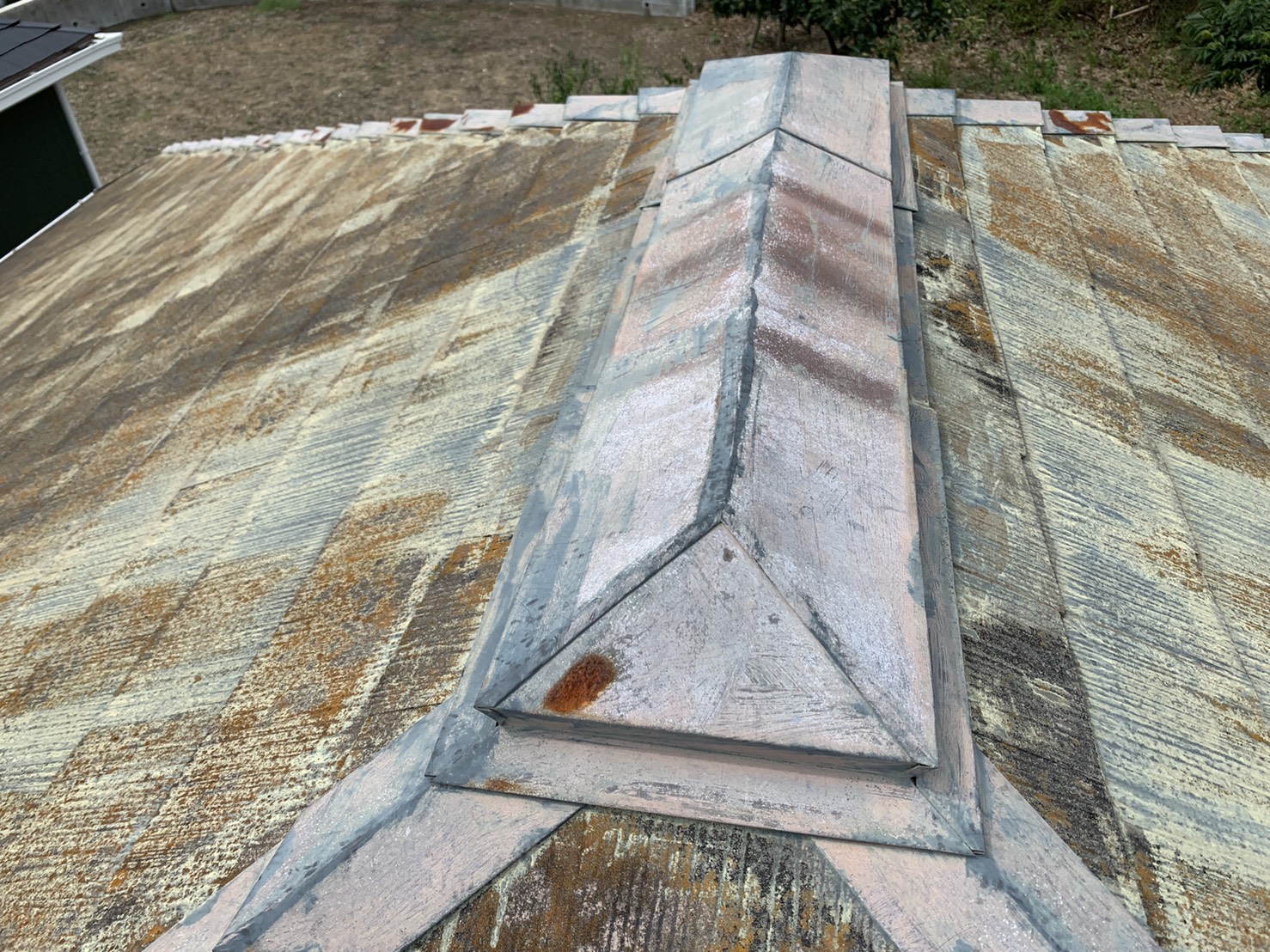 劣化したスレート屋根の棟板金