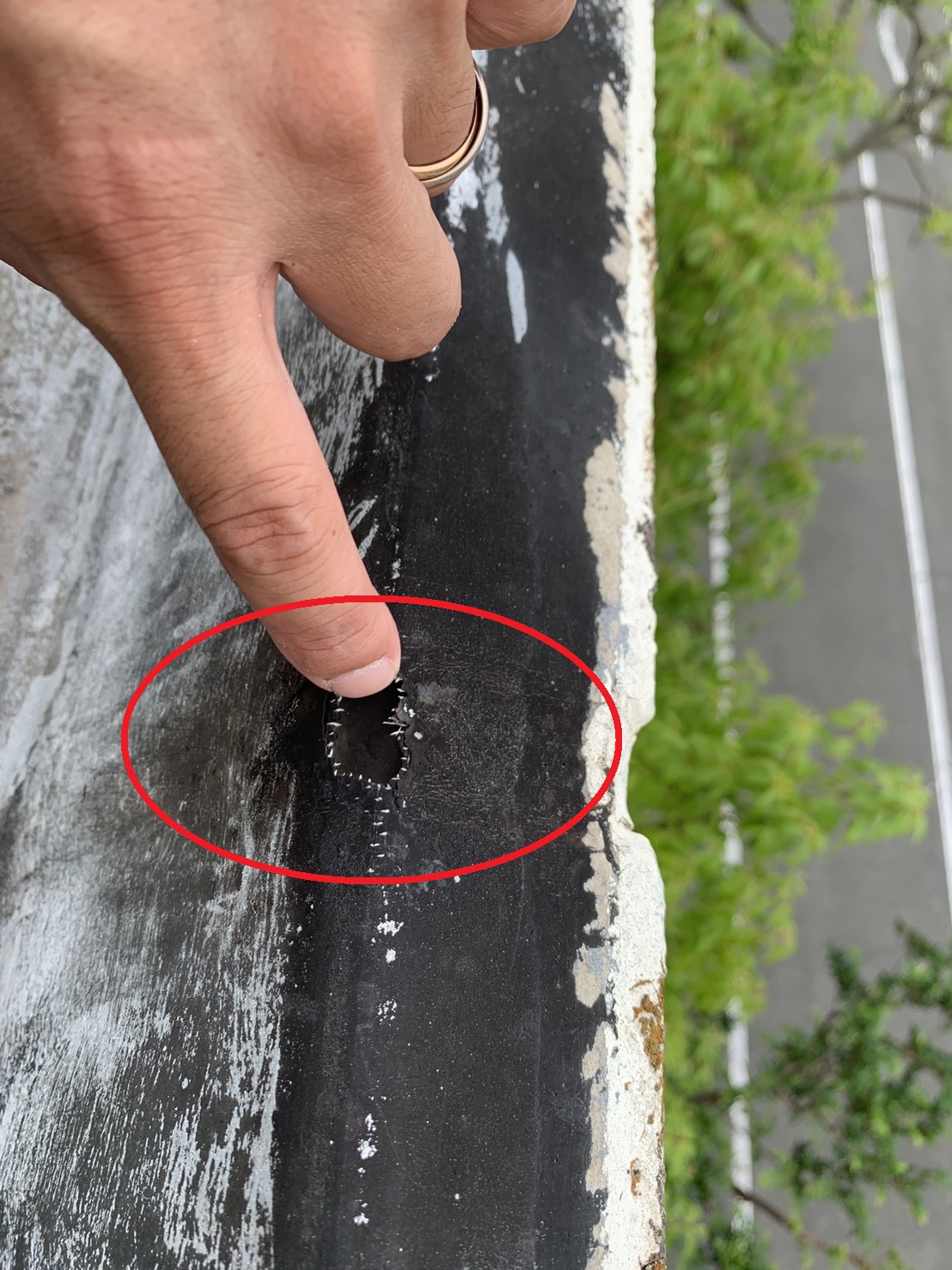 三木市で屋上から雨漏りしている穴の開いた防水