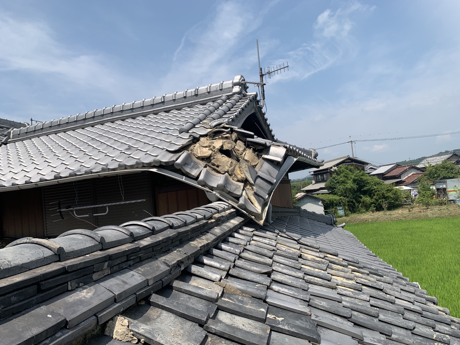 台風・地震の影響で瓦屋根が崩壊している様子