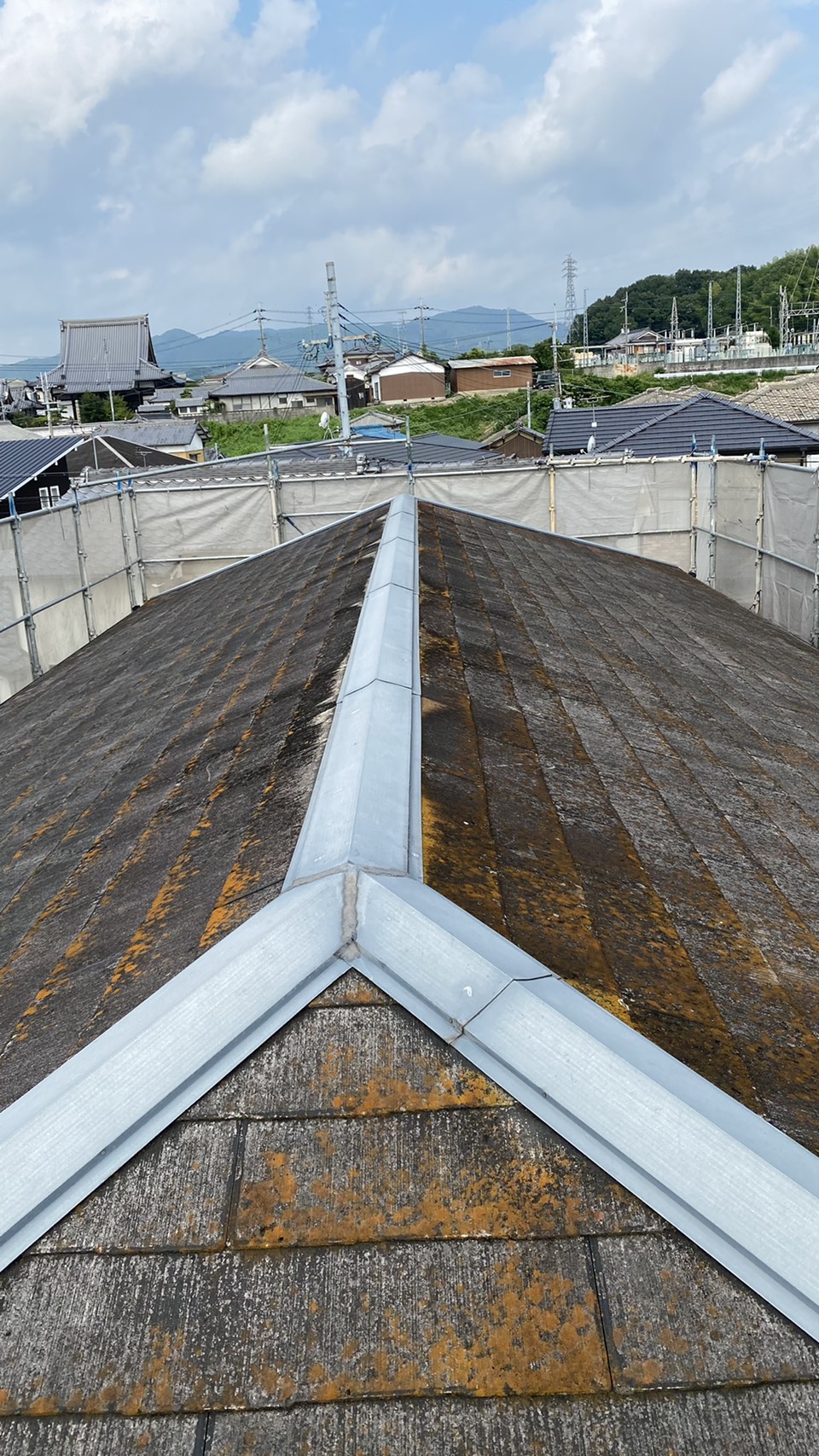 屋根リフォーム前のスレート屋根の様子