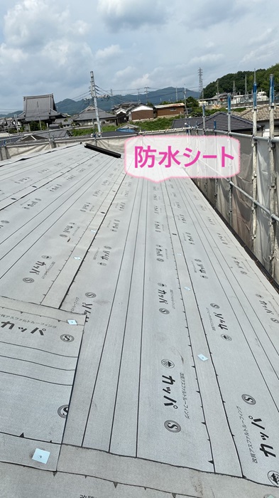 神戸市垂水区で軽量屋根材に貼り替え工事する屋根に防水シートを貼っている様子