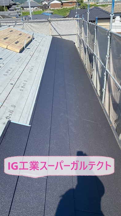 神戸市垂水区で軽量屋根材に貼り替え工事する屋根にIG工業スーパーガルテクトを葺いている様子