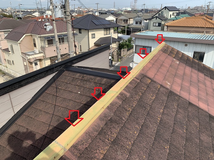 三田市でカラーベスト屋根の修理を行う前の様子