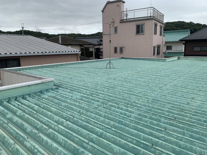 カバー工法前の屋根