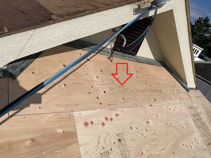 屋根葺き替え工事で12ミリの下地用合板を貼った様子