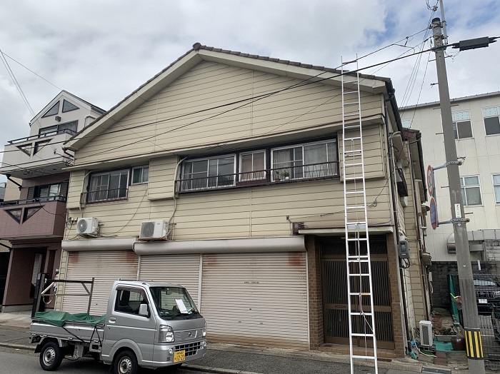 神戸市兵庫区でセメント瓦屋根から雨漏りしているお家の様子