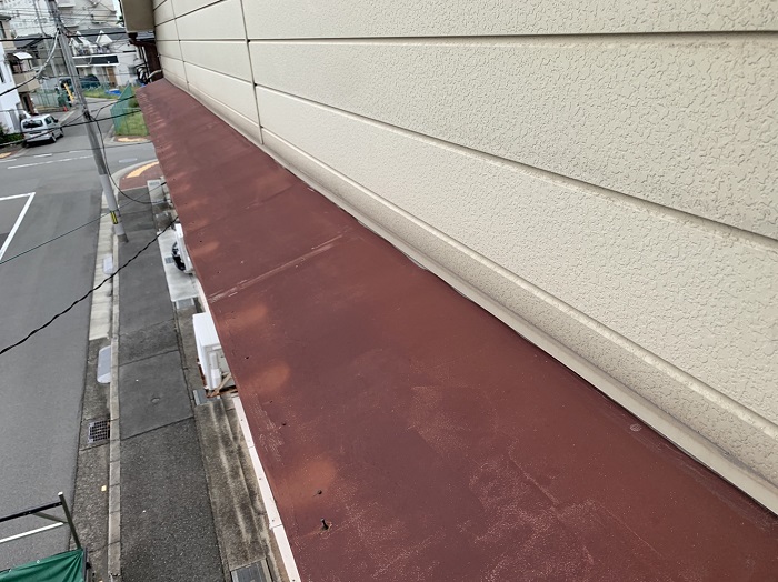 明石市で劣化したトタン製の庇屋根を貼り替え工事！【低価格】