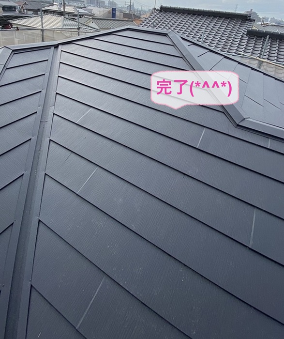 神戸市西区の屋根改修工事でM型スレート屋根の貼り替えでが完了した現場の様子