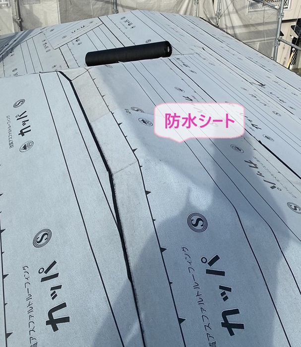 神戸市西区の屋根改修工事で防水シートを貼っている様子
