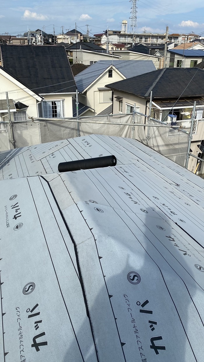 屋根葺き替え工事で雨漏りを止めるために防水シートを貼った様子