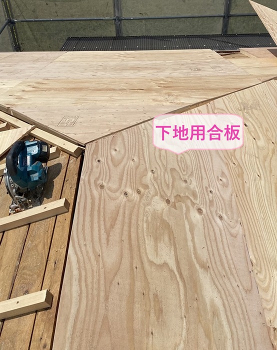 神戸市西区のM型スレート屋根の貼り替えで下地用合板を取り付けている様子