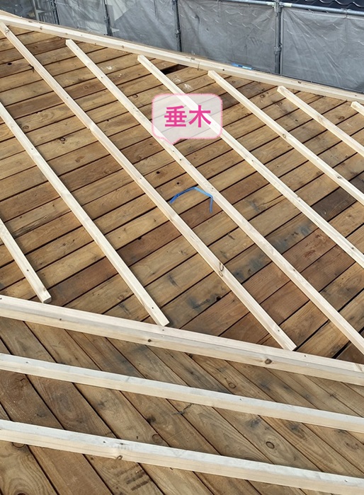 神戸市西区の屋根改修工事で屋根下地の上に垂木を取り付けている様子