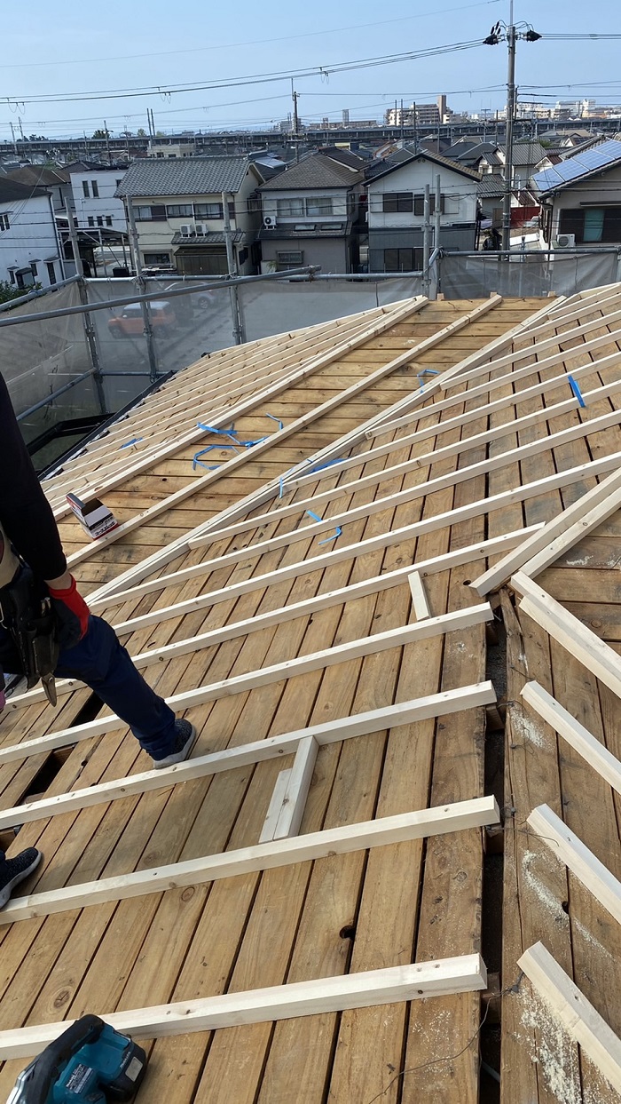 モ二エル瓦屋根の葺き替え工事で下地の垂木を補強している様子