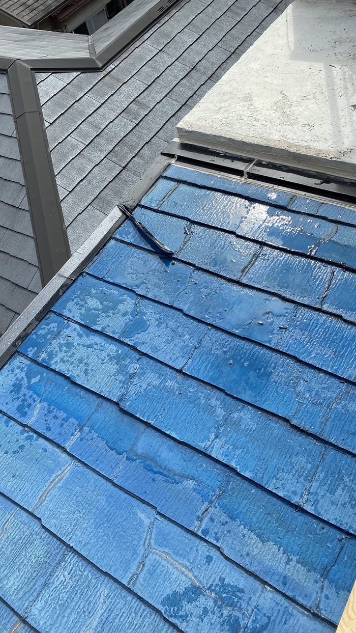 神戸市灘区で雨漏りしている物置屋根の様子