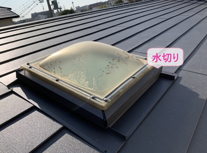 淡路市の屋根のカバー工事で天窓まわりに水切りを取り付けている様子
