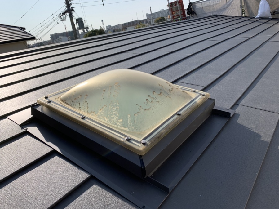 淡路市での屋根カバー工法で天窓の収まり