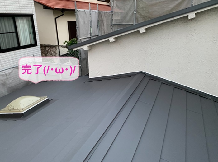 淡路市でスーパーガルテクトのシェイドチャコールを使用した屋根のカバー工事が完了した現場の様子