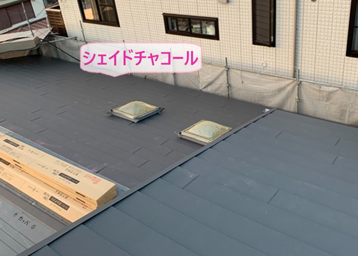 淡路市の屋根のカバー工事でスーパーガルテクトのシェイドチャコールを葺いている様子