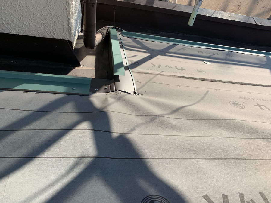 淡路市での屋根カバー工法で水切りを取り付けている様子