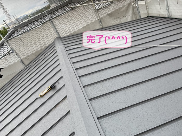 明石市で屋根勾配が緩く雨漏りしている平型スレート屋根の修繕が完了した様子