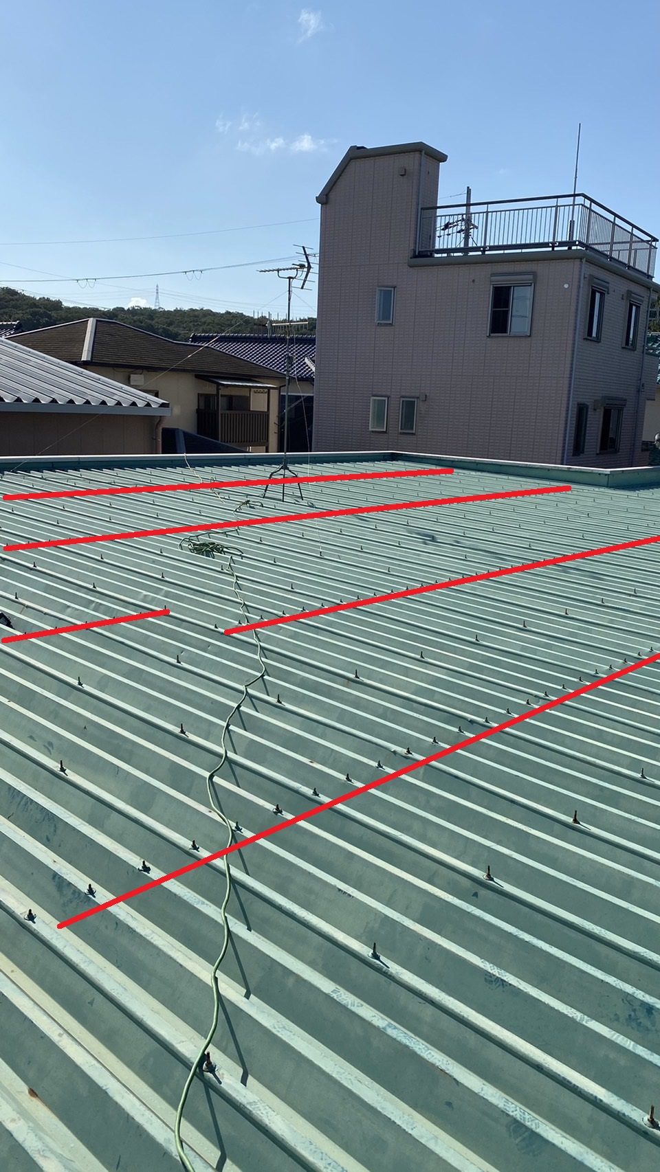 屋根重ね葺き工事で屋根下地を取り付ける位置