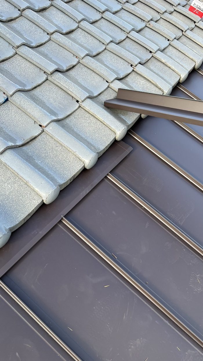 カバー工法した庇屋根