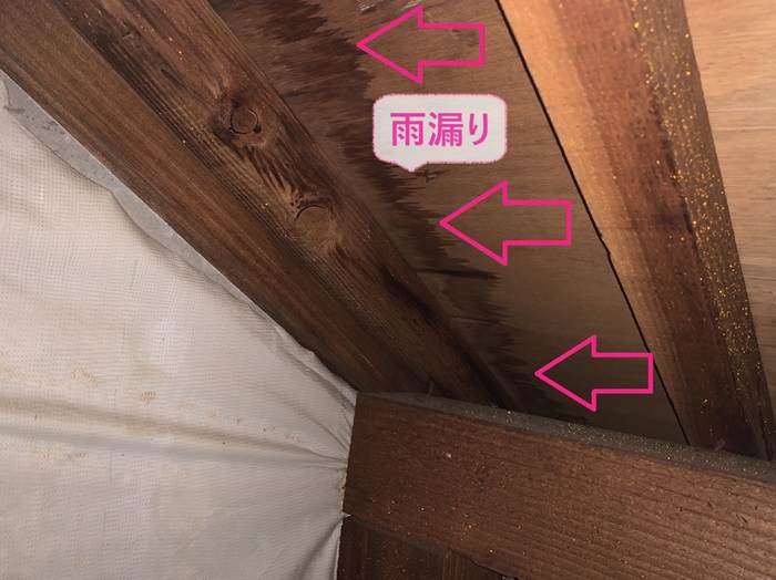 明石市でカバー工事するコロニアル屋根の雨漏りしている様子