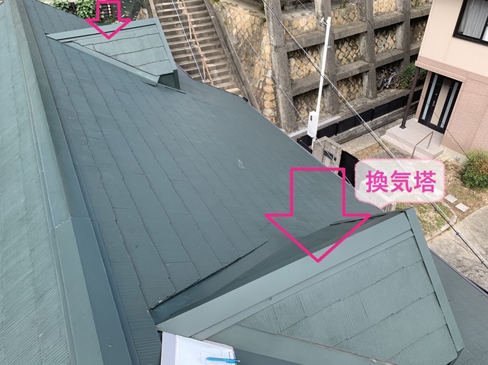 明石市でカバー工事する換気塔付きコロニアル屋根の様子