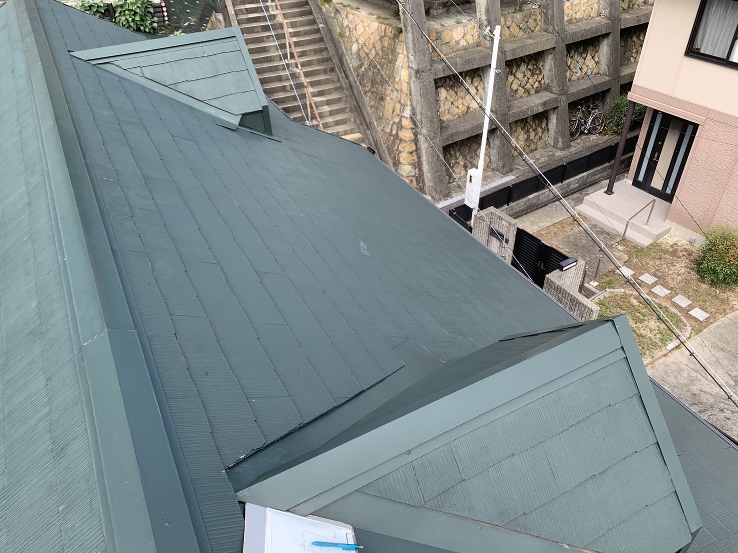 屋根重ね葺き工事前のスレート屋根
