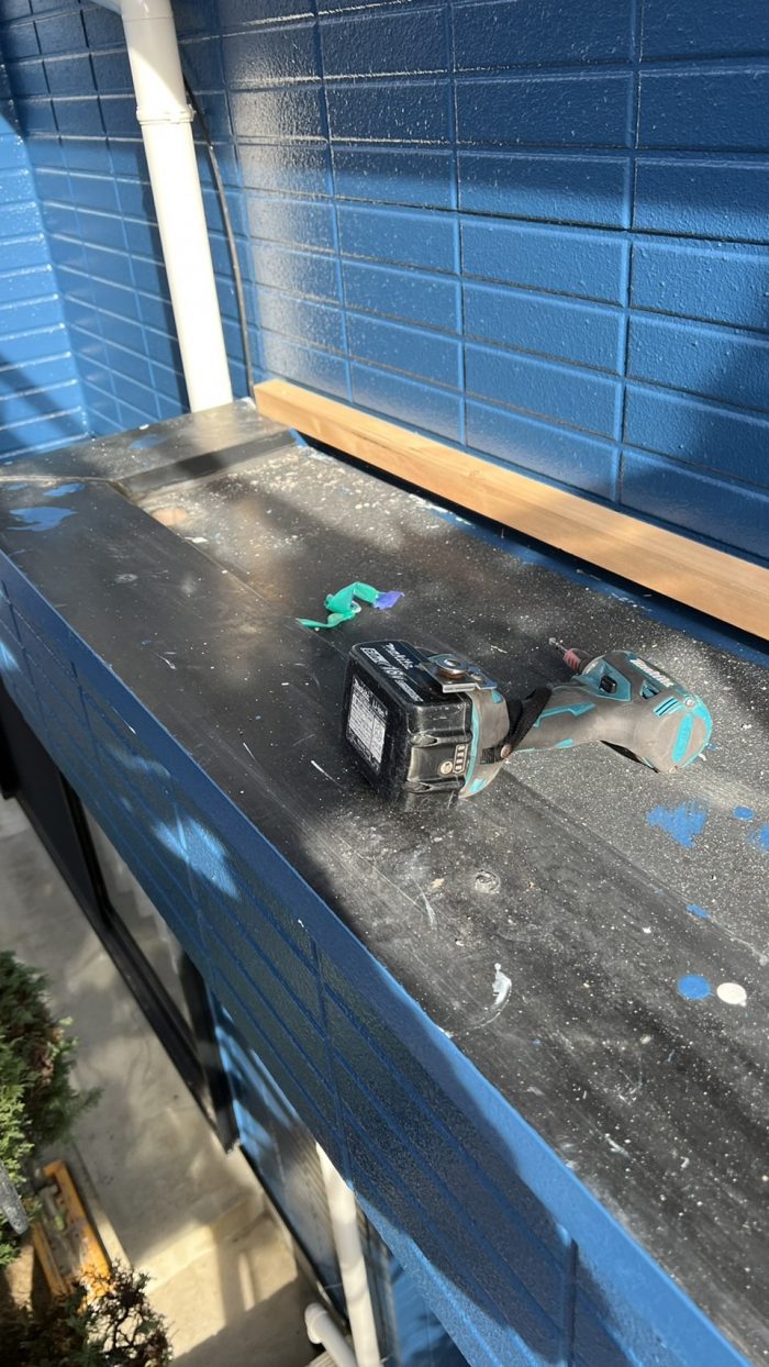 補修前の出窓上の金属屋根