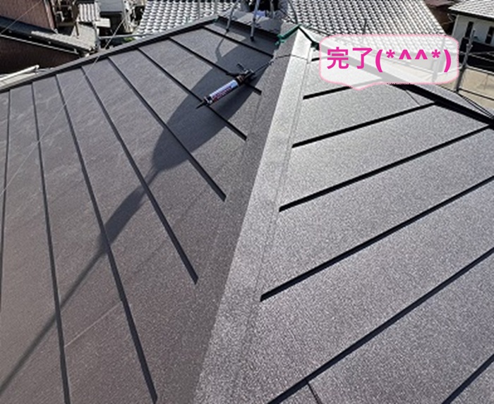 姫路市のスーパーガルテクトのシェイドブラウンで屋根カバー工法が完了した現場の様子