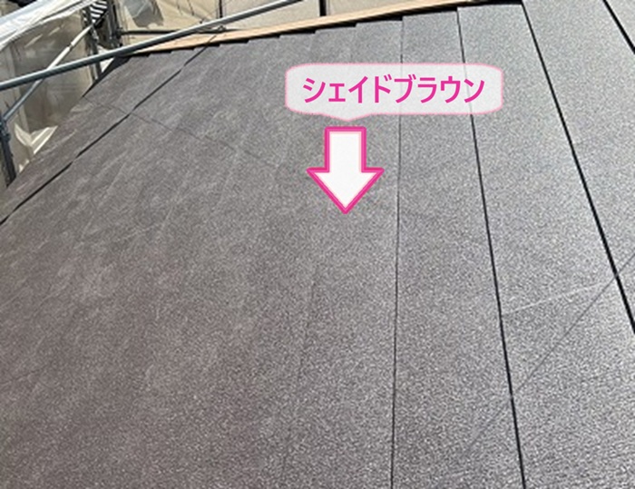 姫路市の屋根カバー工法でスーパーガルテクトのシェイドブラウンを使用している様子