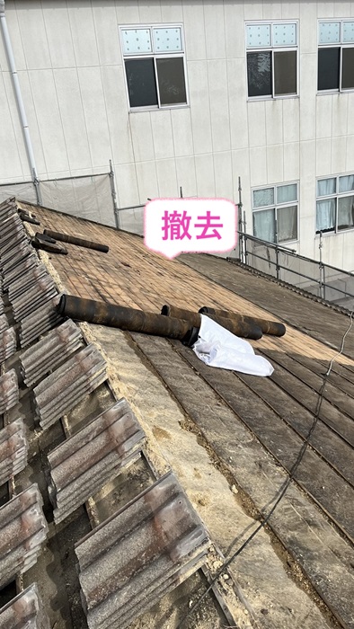 神戸市兵庫区の瓦屋根リフォームで既存の瓦屋根と防水シートを撤去している様子