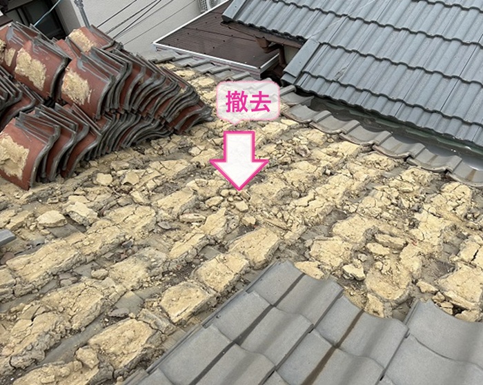 伊丹市のつながり屋根の貼り替え工事で既存の瓦屋根を撤去している様子
