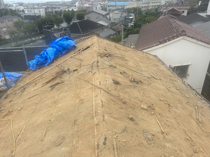 明石市での屋根耐震リフォームで瓦屋根と土を撤去した様子
