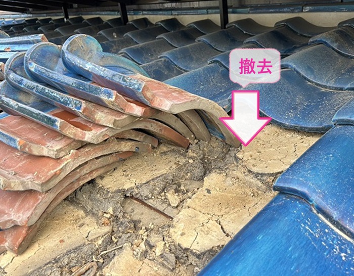 明石市で耐震化を行う安心リフォームで既存の瓦屋根と土を撤去している様子