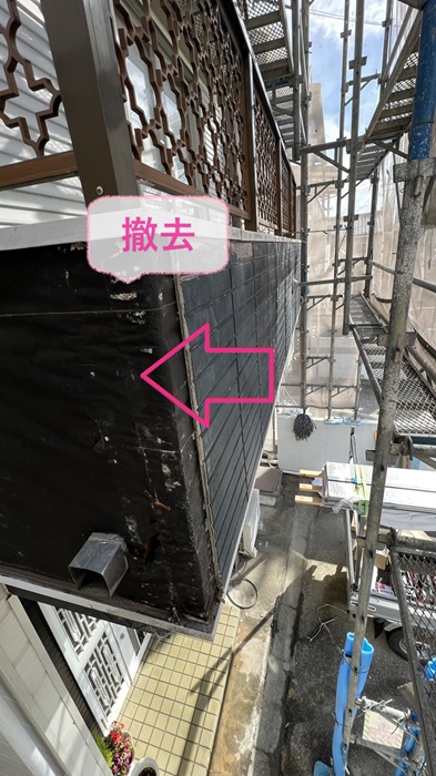 神戸市長田区での窯業サイディング貼り替えで撤去している様子