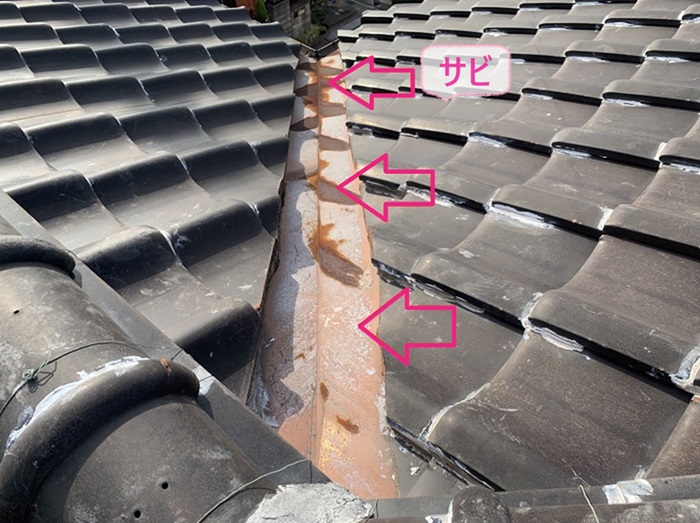 明石市で屋根改修工事をする瓦屋根の谷板金が錆びている様子