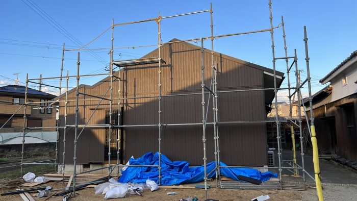 外壁にサイディングを貼った様子