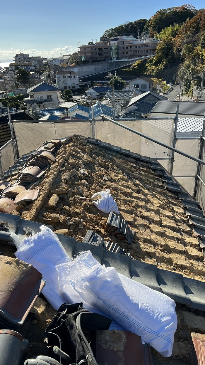 三田市での瓦屋根リフォーム工事で既存の瓦屋根を撤去している様子